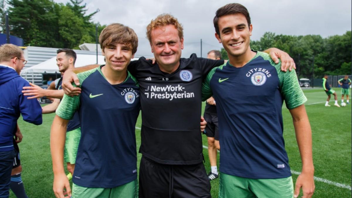 Albert Puig with ex-Azulgranas Eric García and Adrián Bernabé