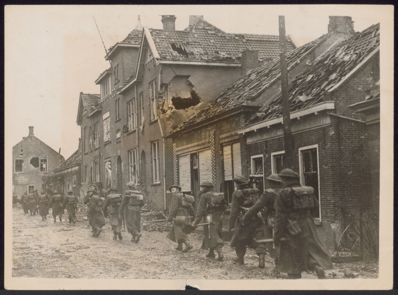 Moerdijk was heavily damaged during fighting between the Germans and Allies (photo: NIOD)