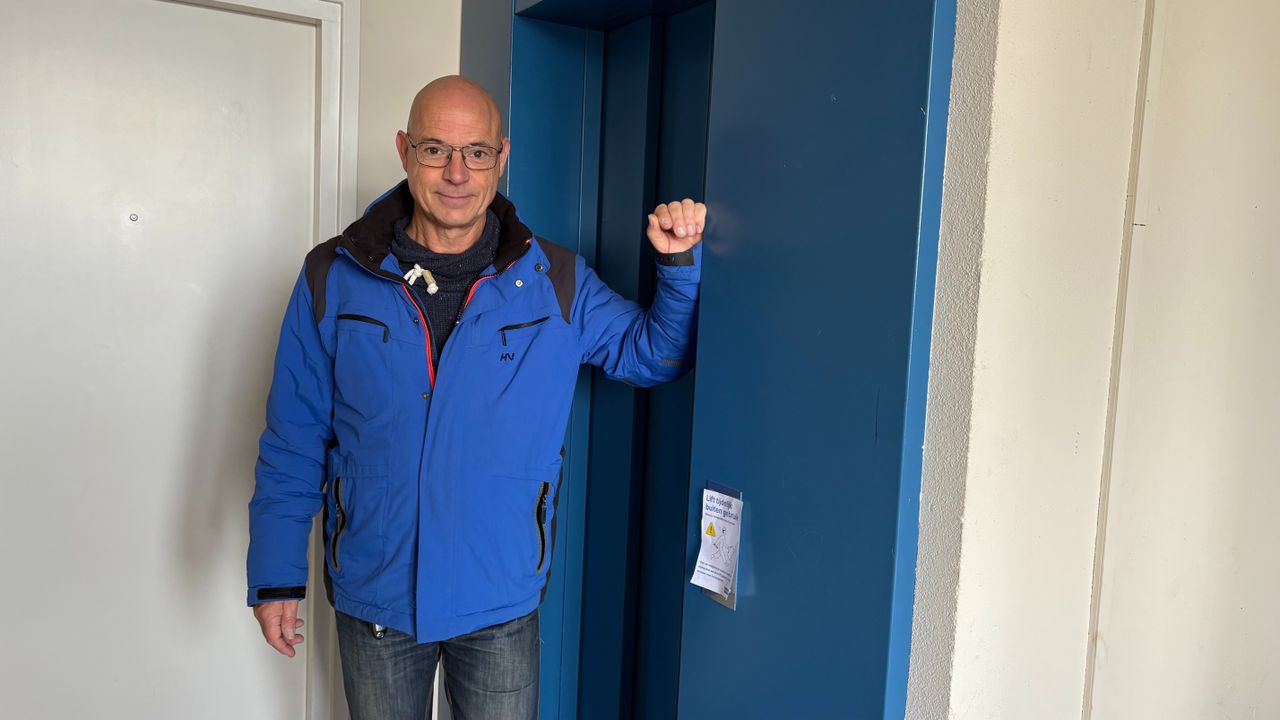 René at one of the two broken elevators, with which he can now not go to the ninth floor (photo: Omroep Brabant).