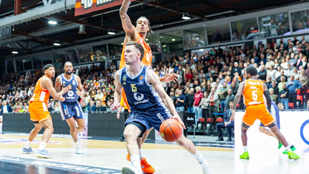 Albas Martin Hermannsson war Top-Scorer der Berliner. Hier zieht er am Chemnitzer Kevin Yebo vorbei