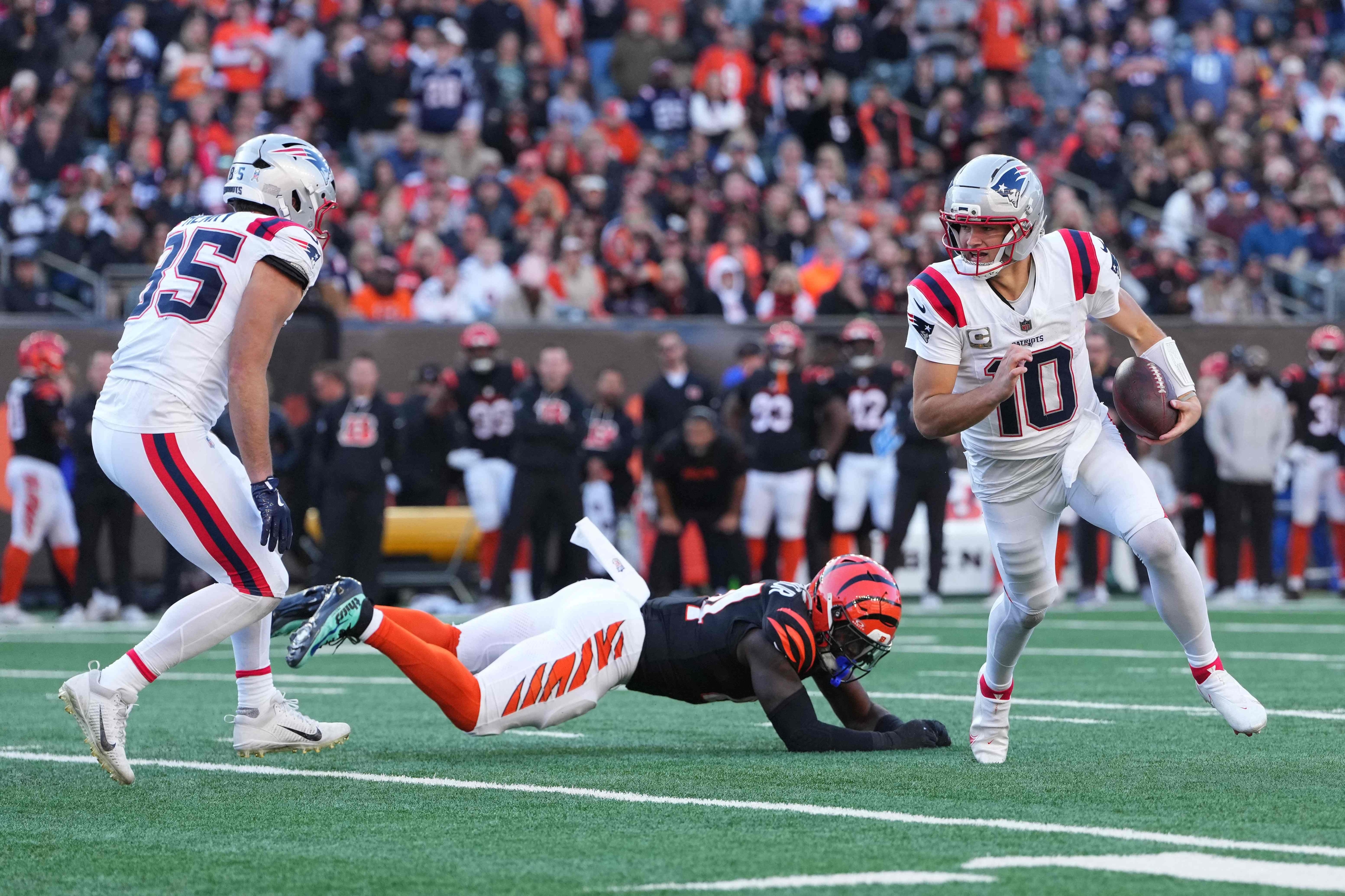 CINCINNATI, OHIO - NOVEMBER 23: Drake Maye #10 of the New England Patriots runs with the ball during the third quarter against the Cincinnati Bengals at Paycor Stadium on November 23, 2025 in Cincinnati, Ohio. Dylan Buell/Getty Images/AFP (Photo by Dylan Buell / GETTY IMAGES NORTH AMERICA / Getty Images via AFP)