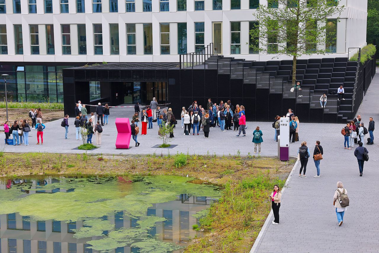 Students in front of the Fontys building (photo: SQ Vision).
