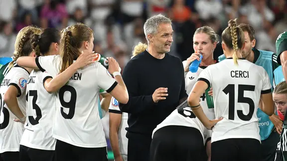 National coach Christian Wück gives a speech