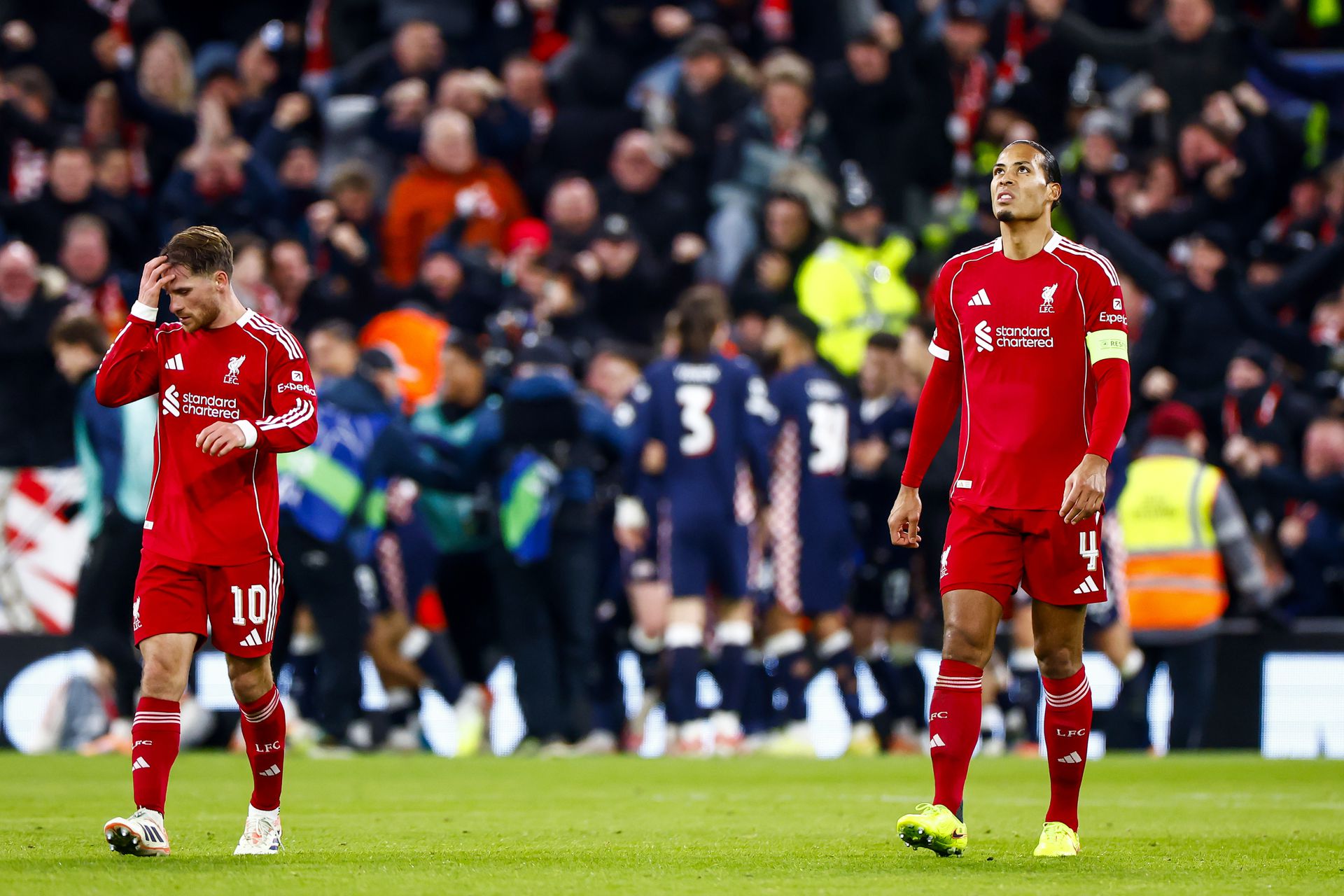 Disappointment among Liverpoool players Virgil van Dijk and Alexis Mac Allister after PSV's 1-3.