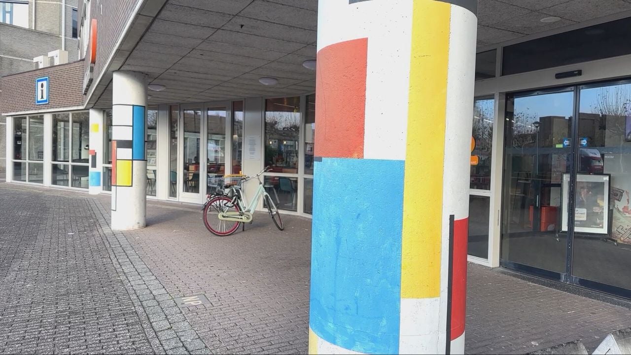 The columns in front of the library on Mondriaanplein. 