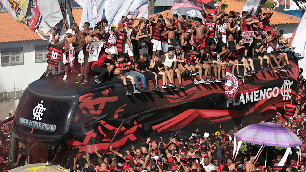 Fanatische Fans von Flamengo entern Mannschaftsbus übers Dach