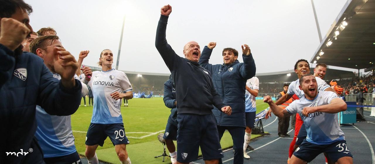 Uwe Rösler (Bochum, coach) cheers with his team