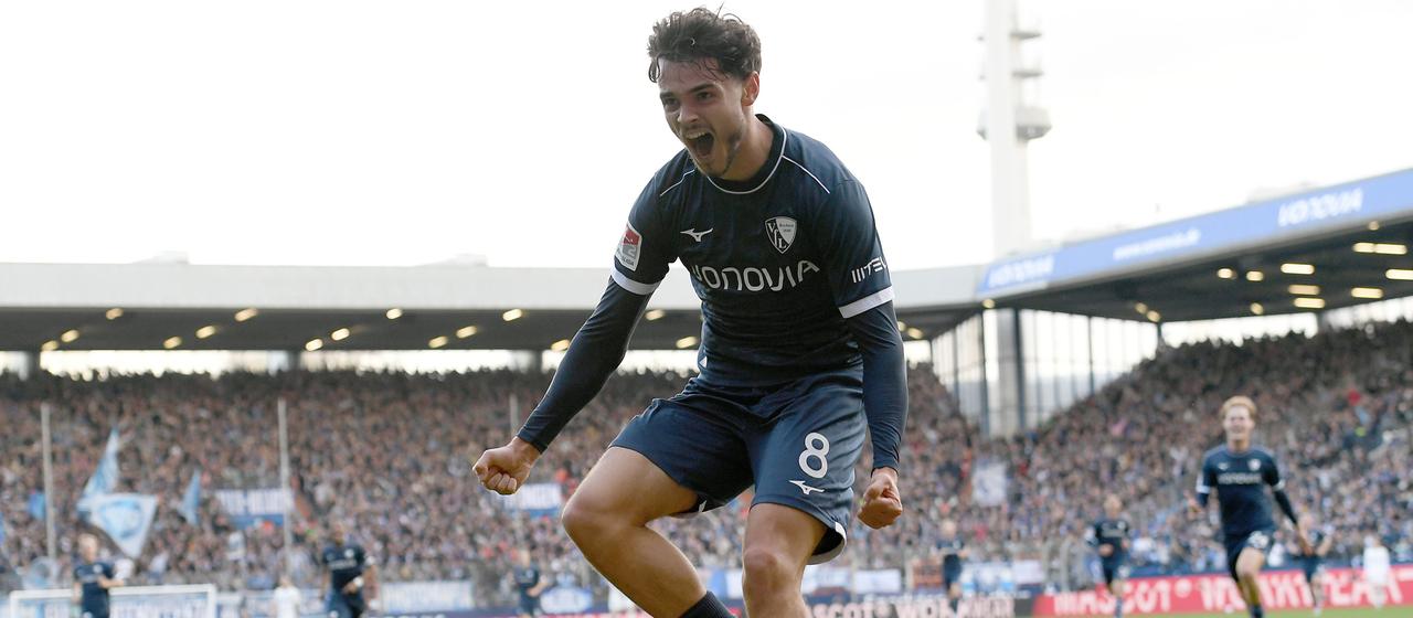 Kjell Wätjen celebrates Bochum's 1-0 win