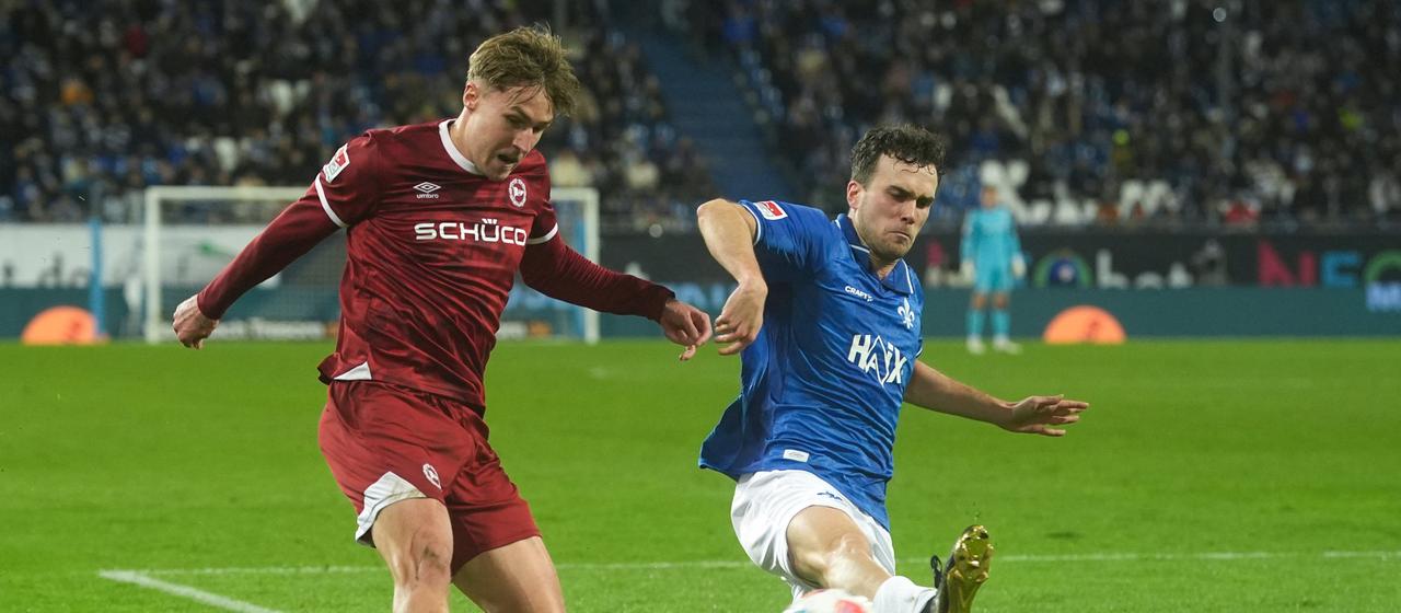 Bielefeld's Joel Grodowski in a duel with Darmstadt's Sergio Lopez