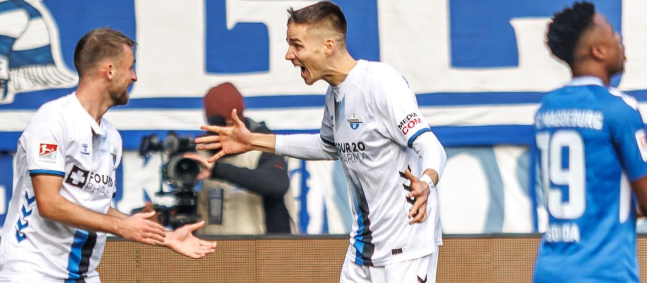 Sebastian Klaas (l.) celebrates his goal with Filip Bilbija (r.)