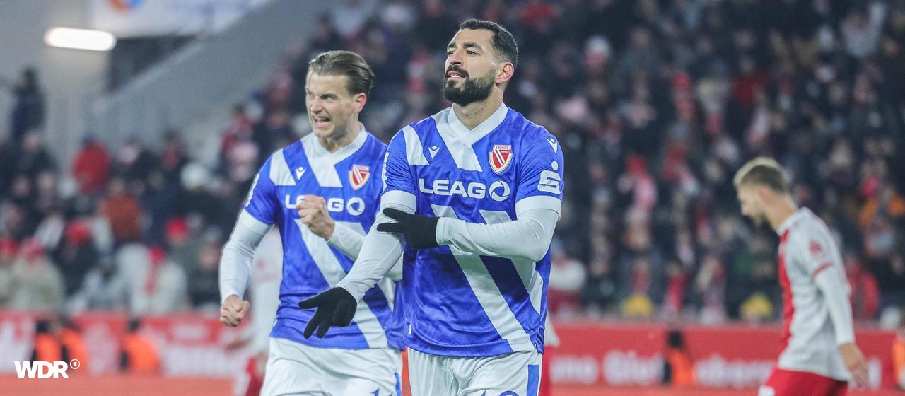 Cottbus' Tolcay Cigerci (from) celebrates his opening goal in the game at Rot-Weiss Essen