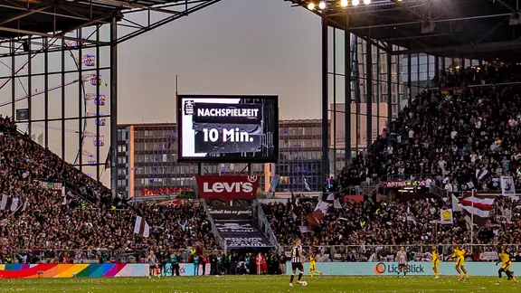 Ten minutes of injury time are shown in the Millerntorstadion in Hamburg