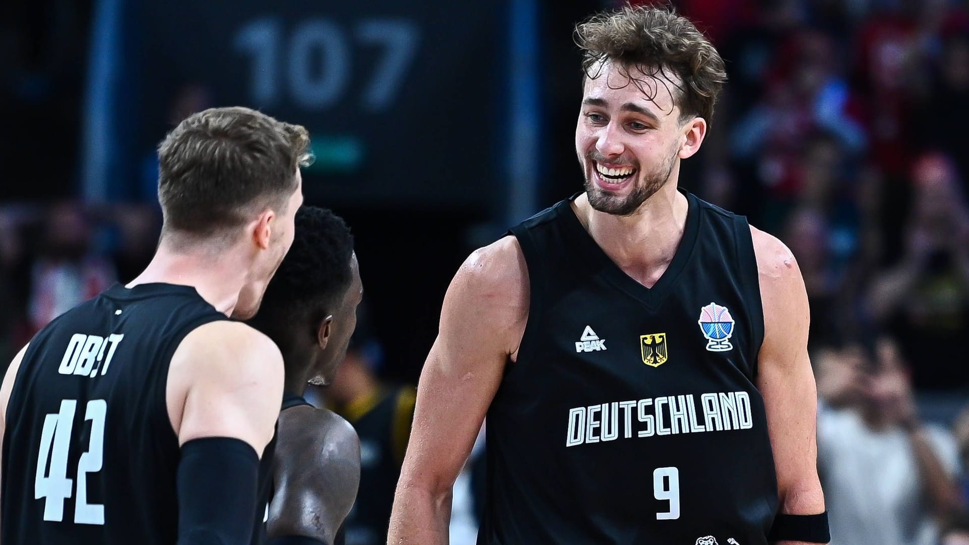 Franz Wagner (r.) cheers with Andreas Obst: The German basketball players will be wearing different jerseys in the future.