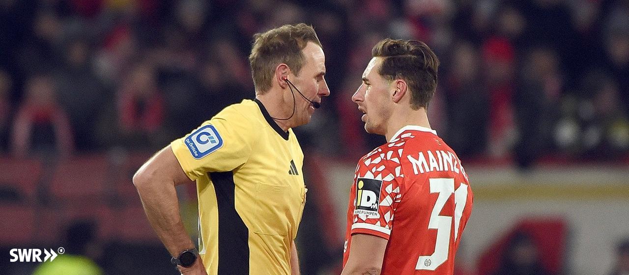 Dominik Kohr (Mainz 05, r.) in conversation with referee Sascha Stegemann