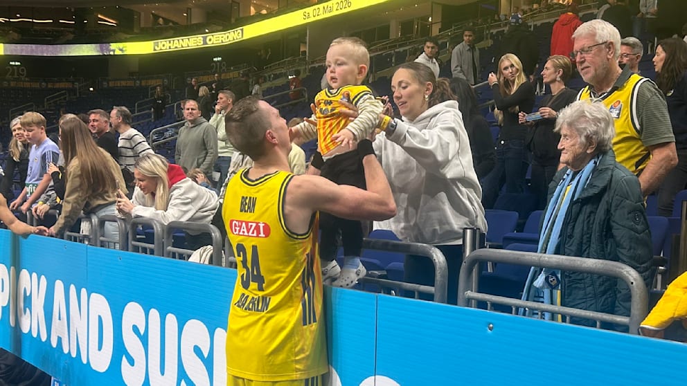 Justin Bean mit Ehefrau Claire und Sohn Logan. Rechts Anneliese Kupke, Albas ältester Fan