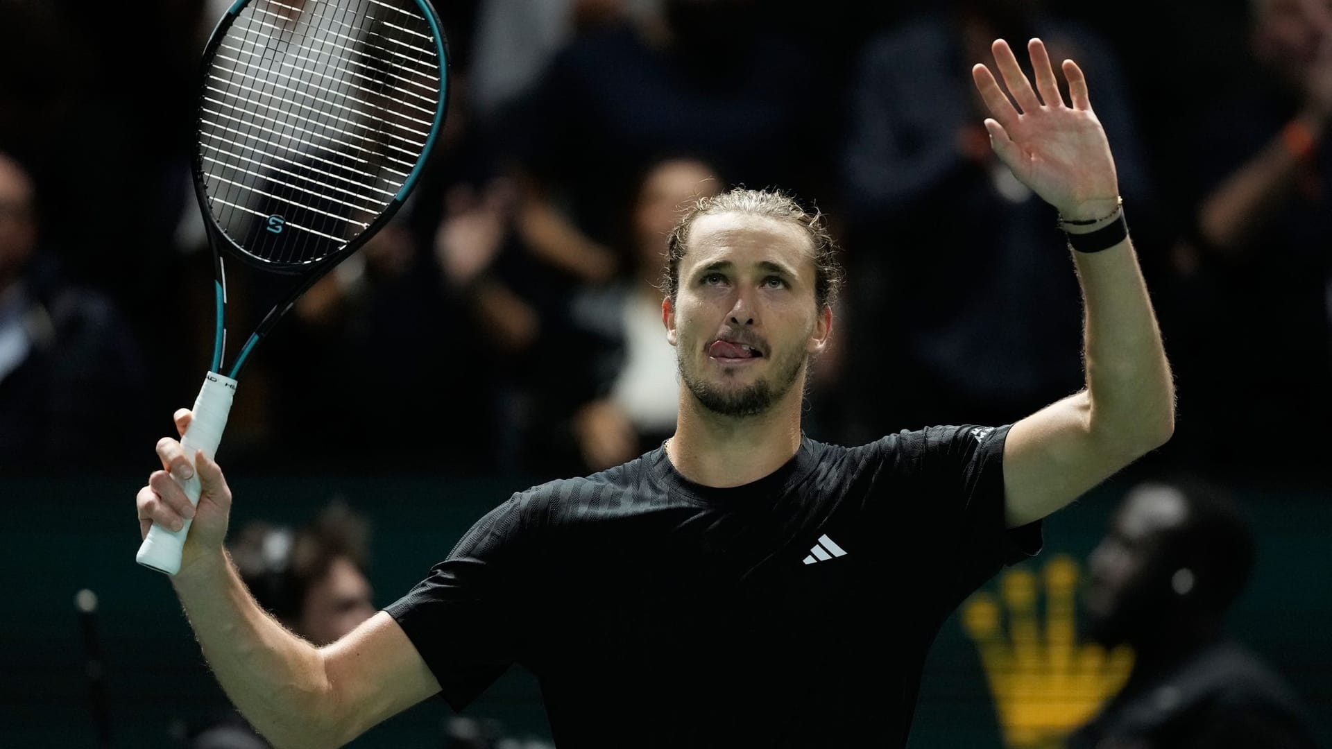 Alexander Zverev celebrates his victory in Paris.