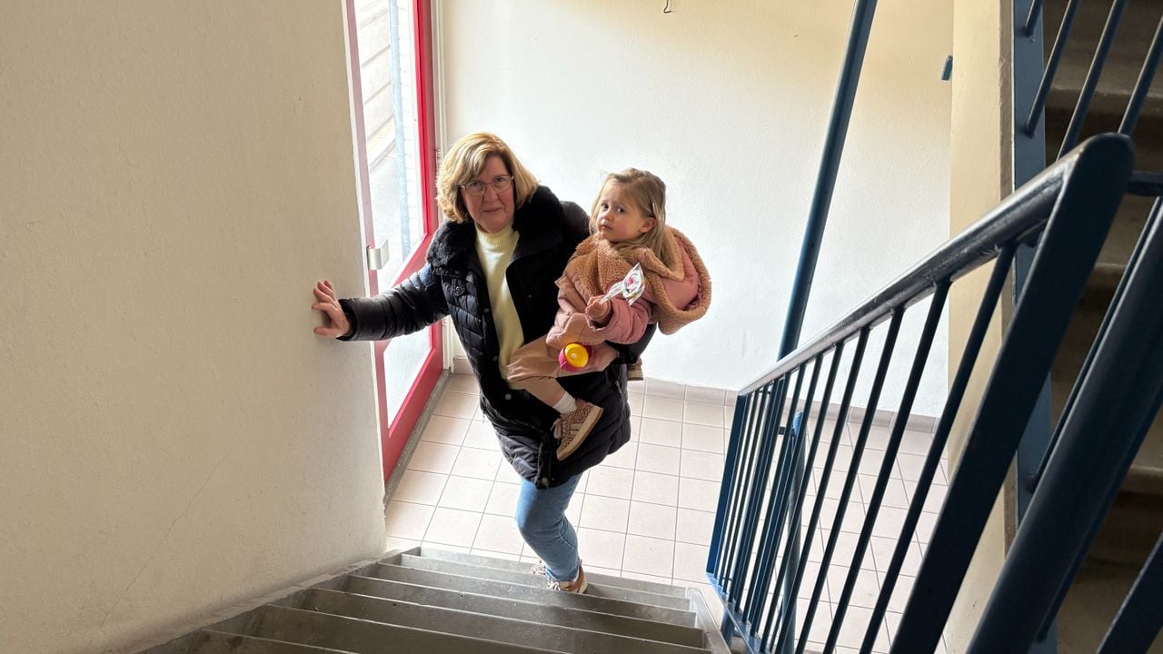 Marianne and her granddaughter need some rest in between (photo: Omroep Brabant).