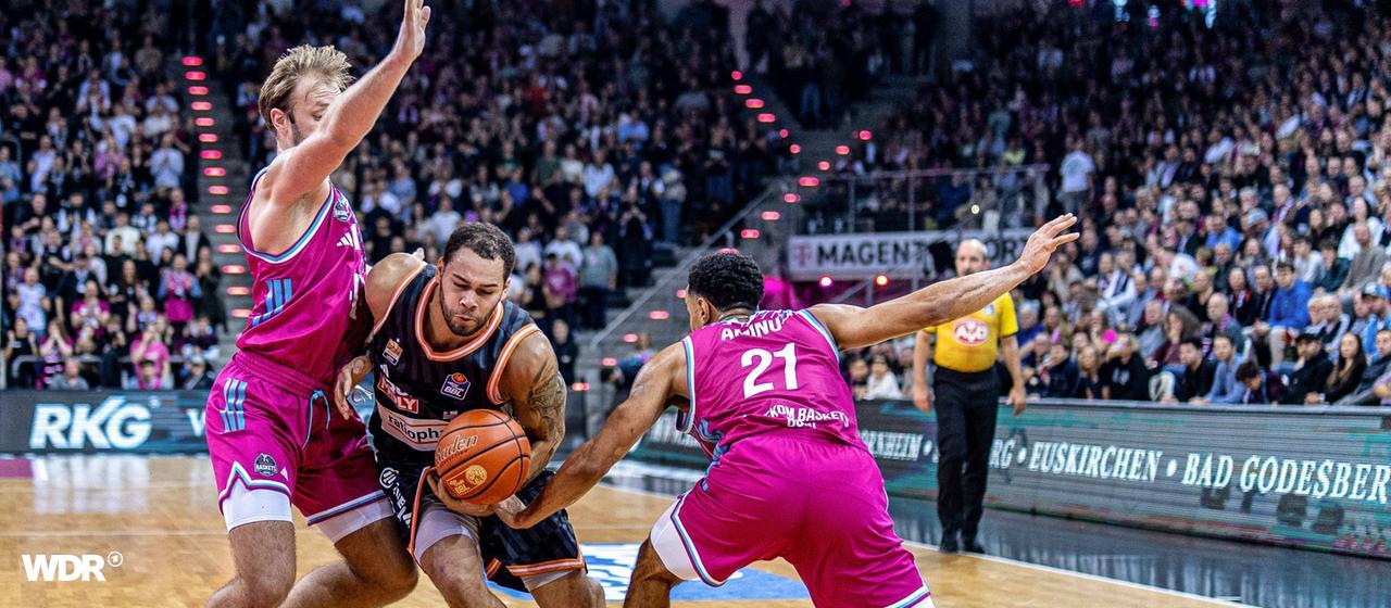 The Bonn defense had its hands full, especially with Christopher Ledlum (center).