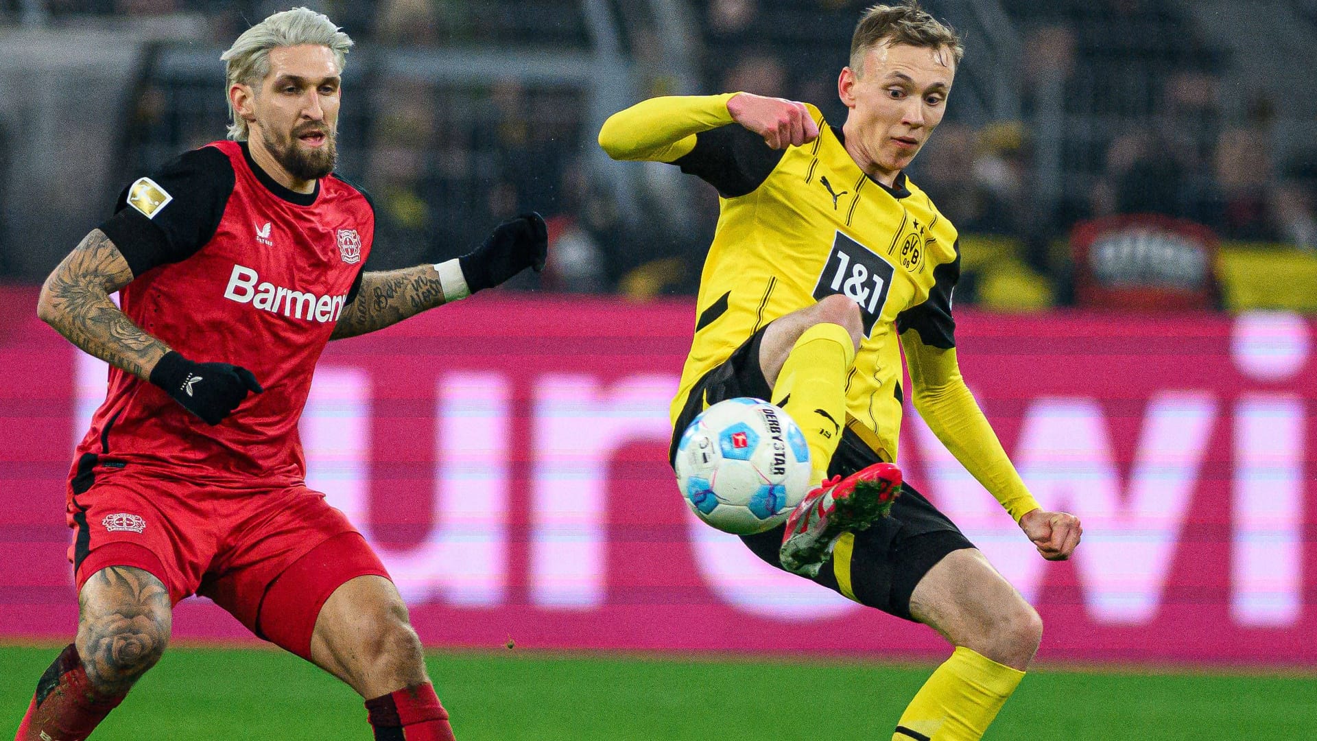 Robert Andrich (l.) in a duel with Maximilian Beier: There will be a direct clash in the cup round of 16.