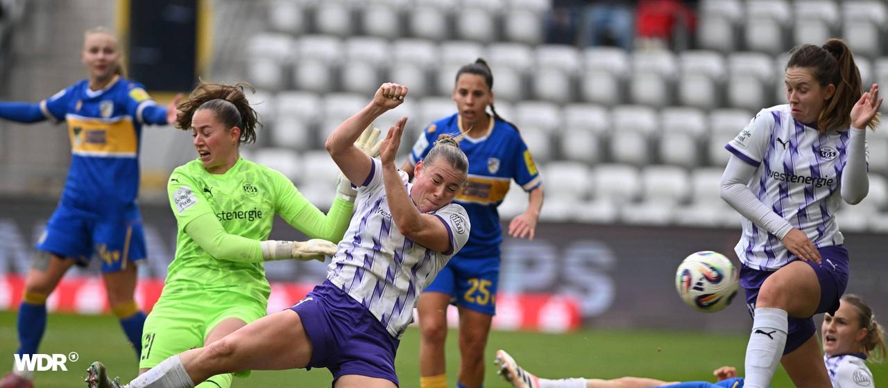 The Essen women Luisa Palmen, Ramona Maier, Paula Flach and Paulina Platner passionately defend a Jena ball action in the SGS penalty area.