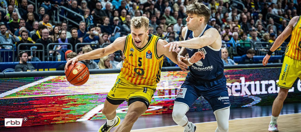 Sam Griesel (Alba Berlin) in a duel with Perttu Blomgren (MBC) (Source: IMAGO / camera4+)