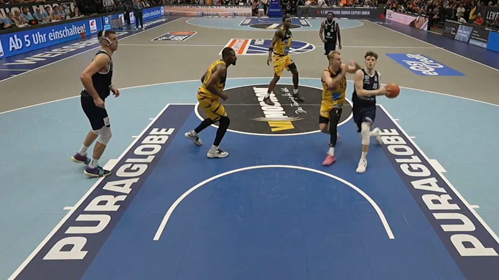 Das war’s! Skuja (2. v. r.) räumt Blomgren ab, das Spiel ist für ihn vorbei