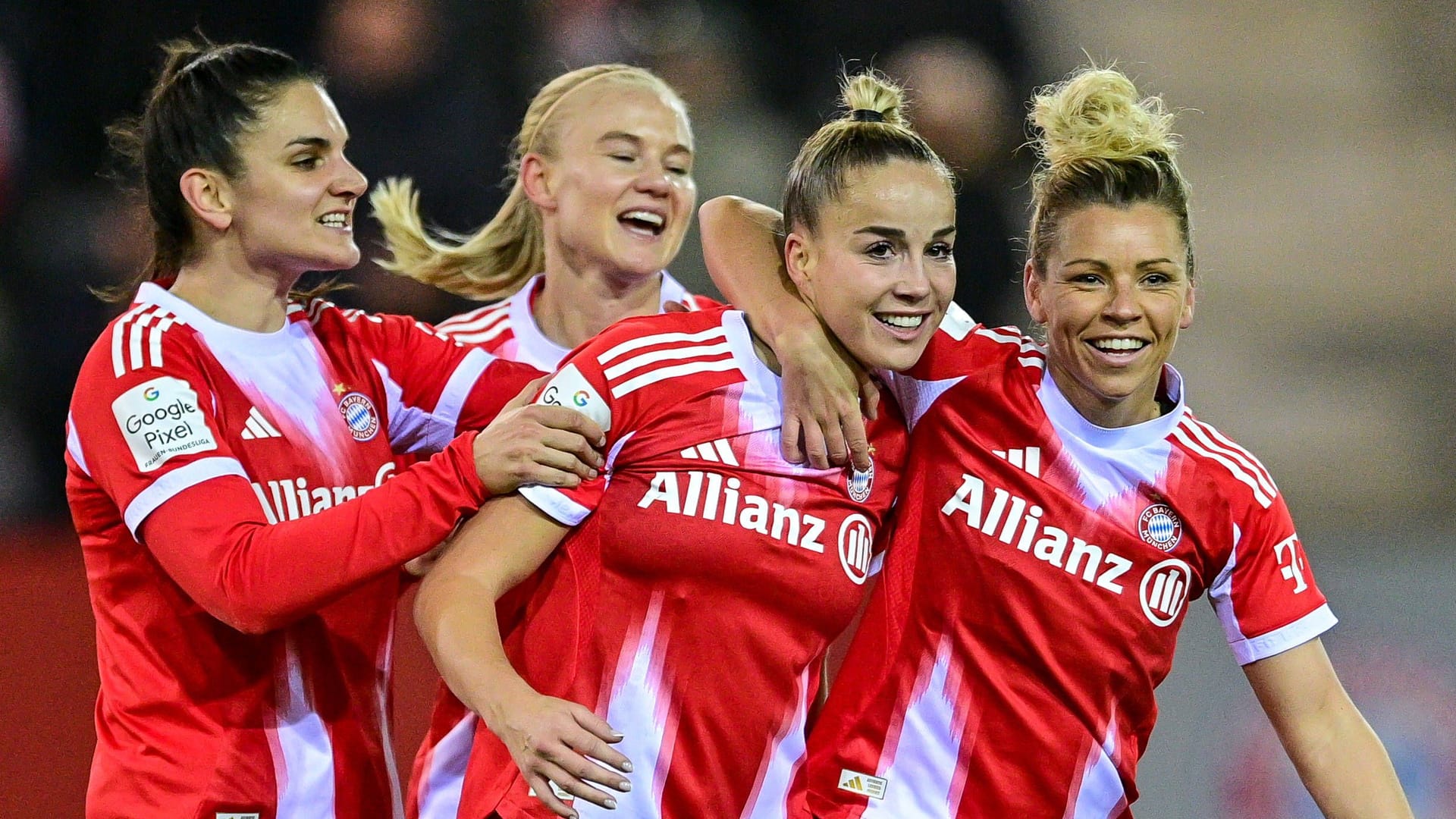 Giulia Gwinn (M.) next to Linda Dallmann (r.): The DFB captain, among other things, forced an own goal from the opponent.
