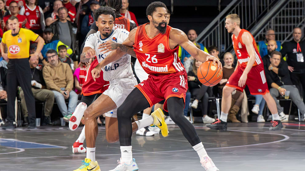 Dinwiddie schirmt den Ball vor dem Heidelberger Michael Weathers ab