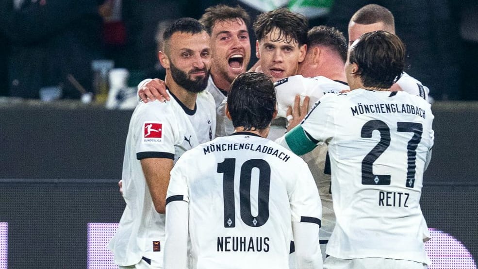 The Borussia Mönchengladbach players celebrate after the goal to make it 1-0.