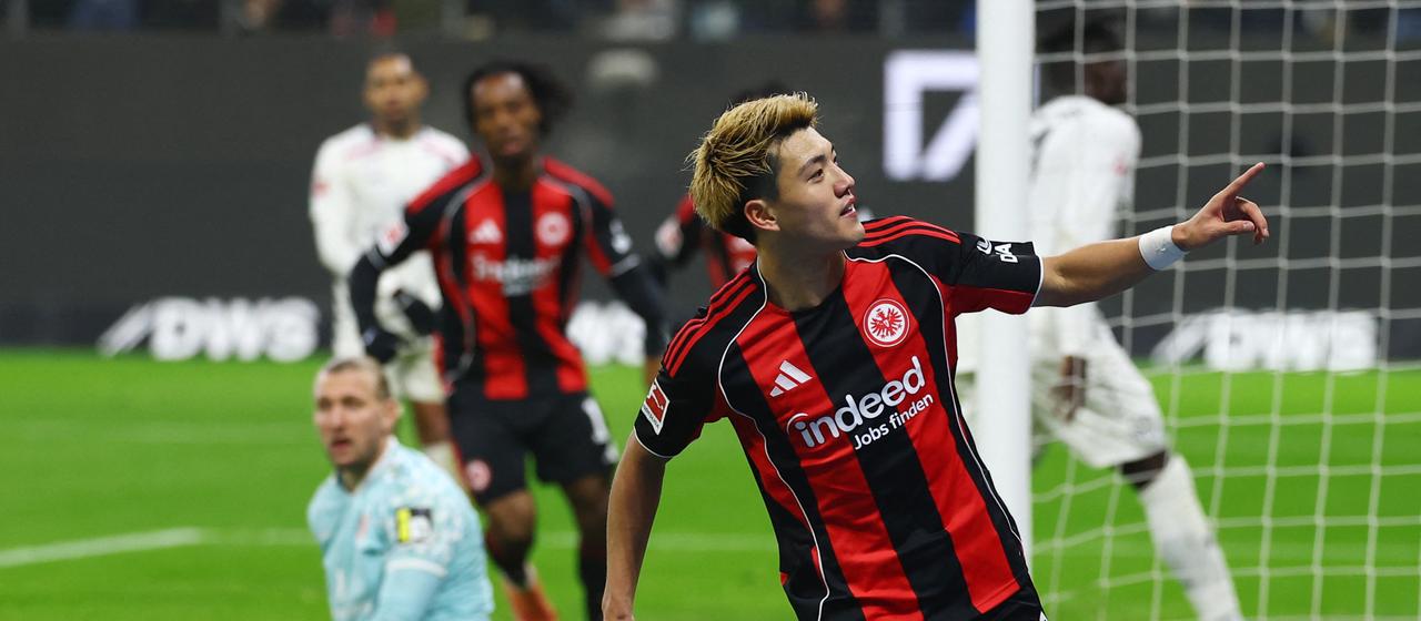 Frankfurt's Ritsu Doan (from) celebrates his winning goal in the game against Mainz 05