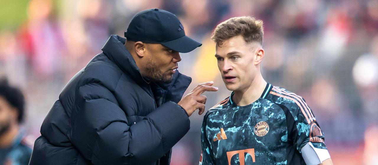 Bayern Munich coach Vincent Kompany (l.) in conversation with captain Joshua Kimmich