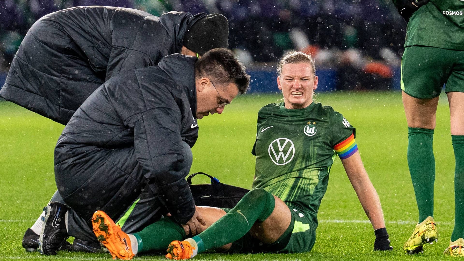 Alexandra Popp: The Wolfsburg player was treated on the pitch.