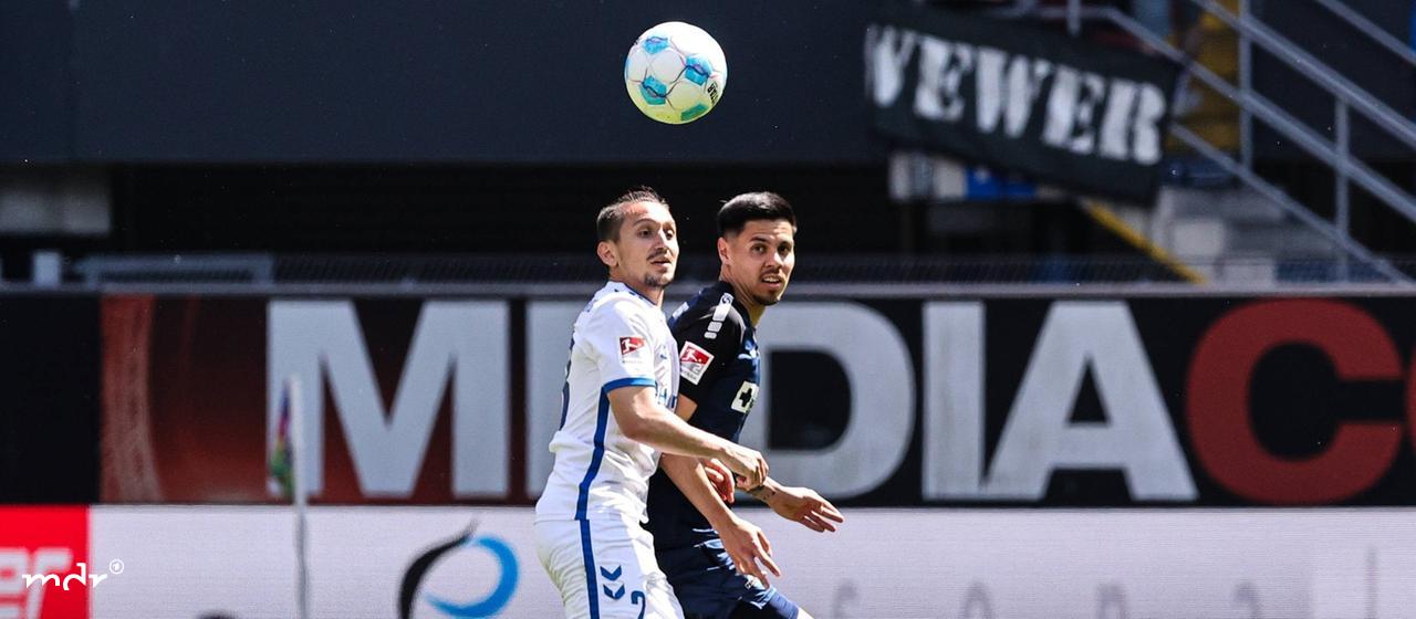 Baris Atik (1. FC Magdeburg, 23) against Raphael Obermair (SC Paderborn, 23)
