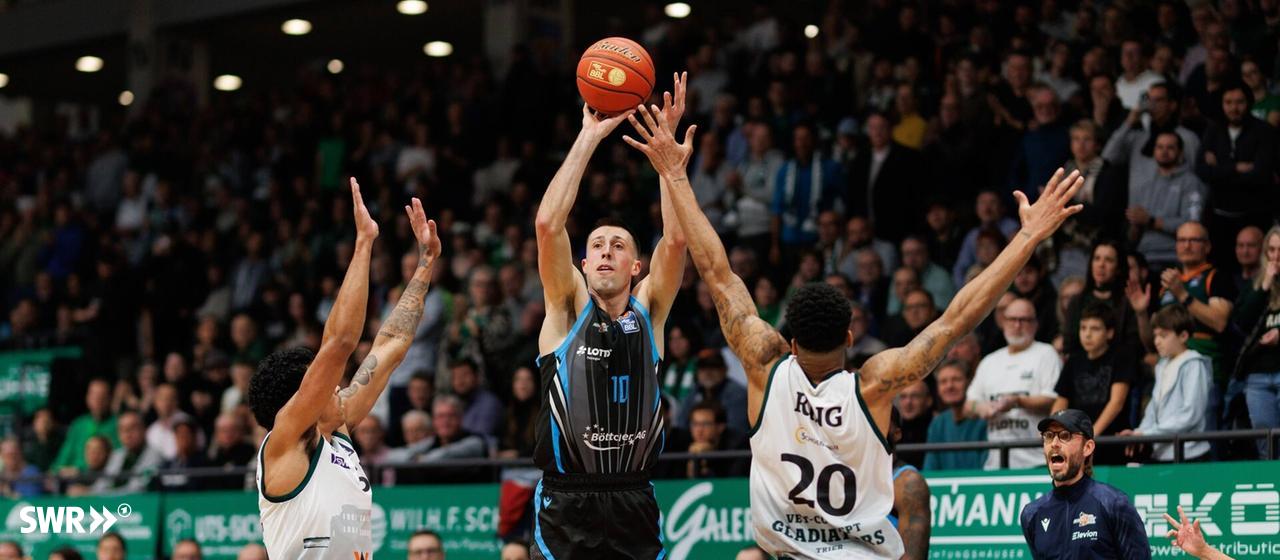 In the penultimate home game of the year, the Gladiators Trier (white jerseys) lost 94:95 in the Basketball Bundesliga against Jena