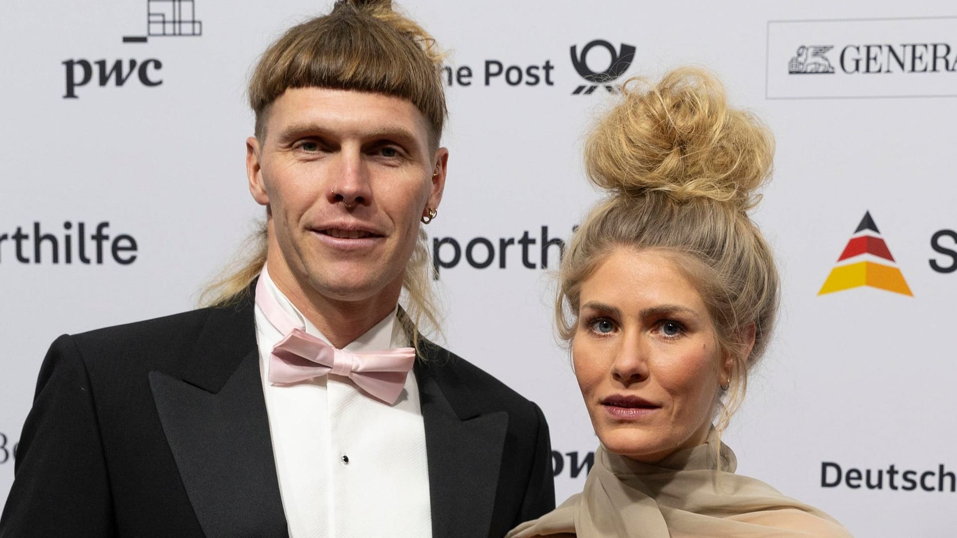 Felix van den Hövel (l.): The German sailor was allowed to draw the DFB Cup round of 16 on Sunday.