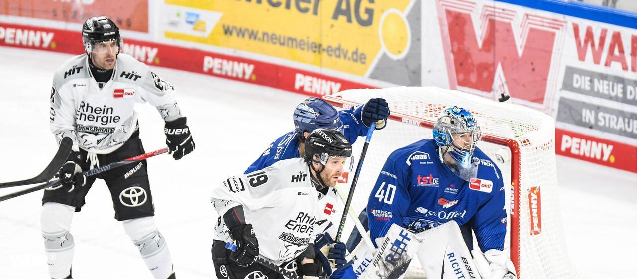 Operation in front of the goal of the Starubing Tigers in the game against the Kölner Haie