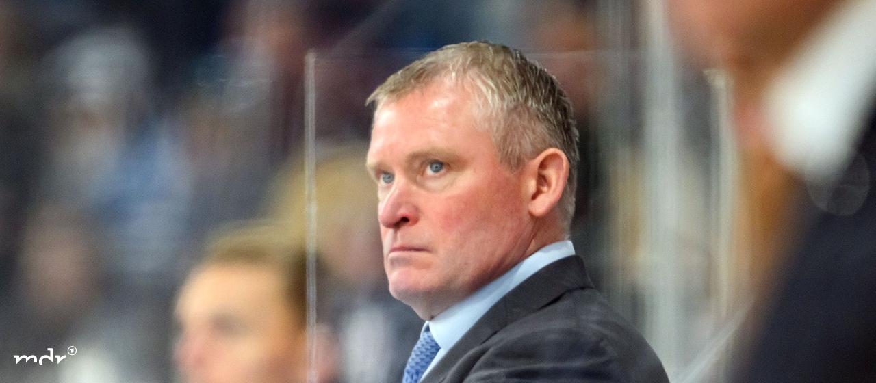 Coach Niklas Sundblad (Dresdner Eislöwen) follows the game.