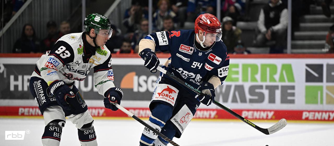 Leonhard Pfoederl from Eisbären (r.) in the game against Schwenningen (imago images/Eibner)