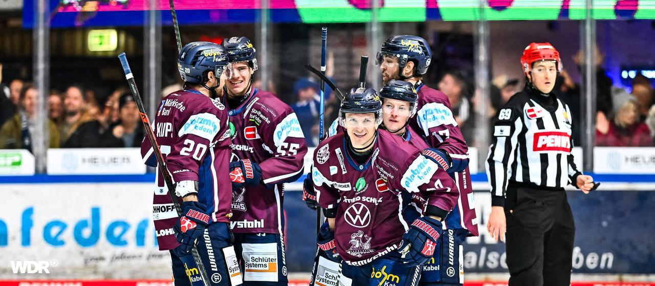 Iserlohn's Christian Thomas celebrates his goal together with his teammates