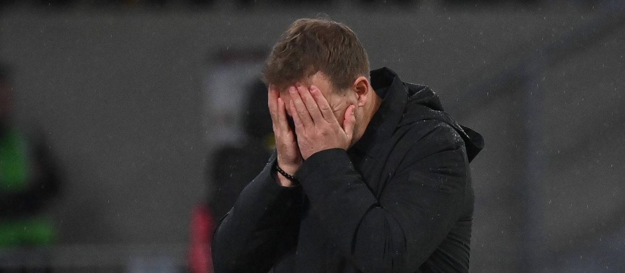 Julian Nagelsmann with his hands in front of his face