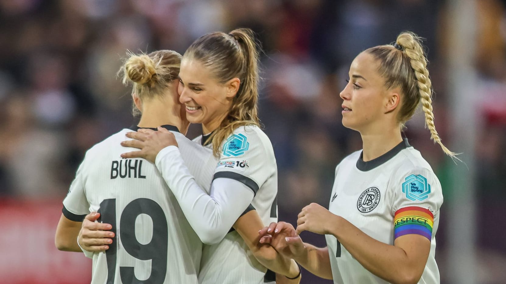 Celebrations from the DFB women: Can they look forward to a home tournament soon?
