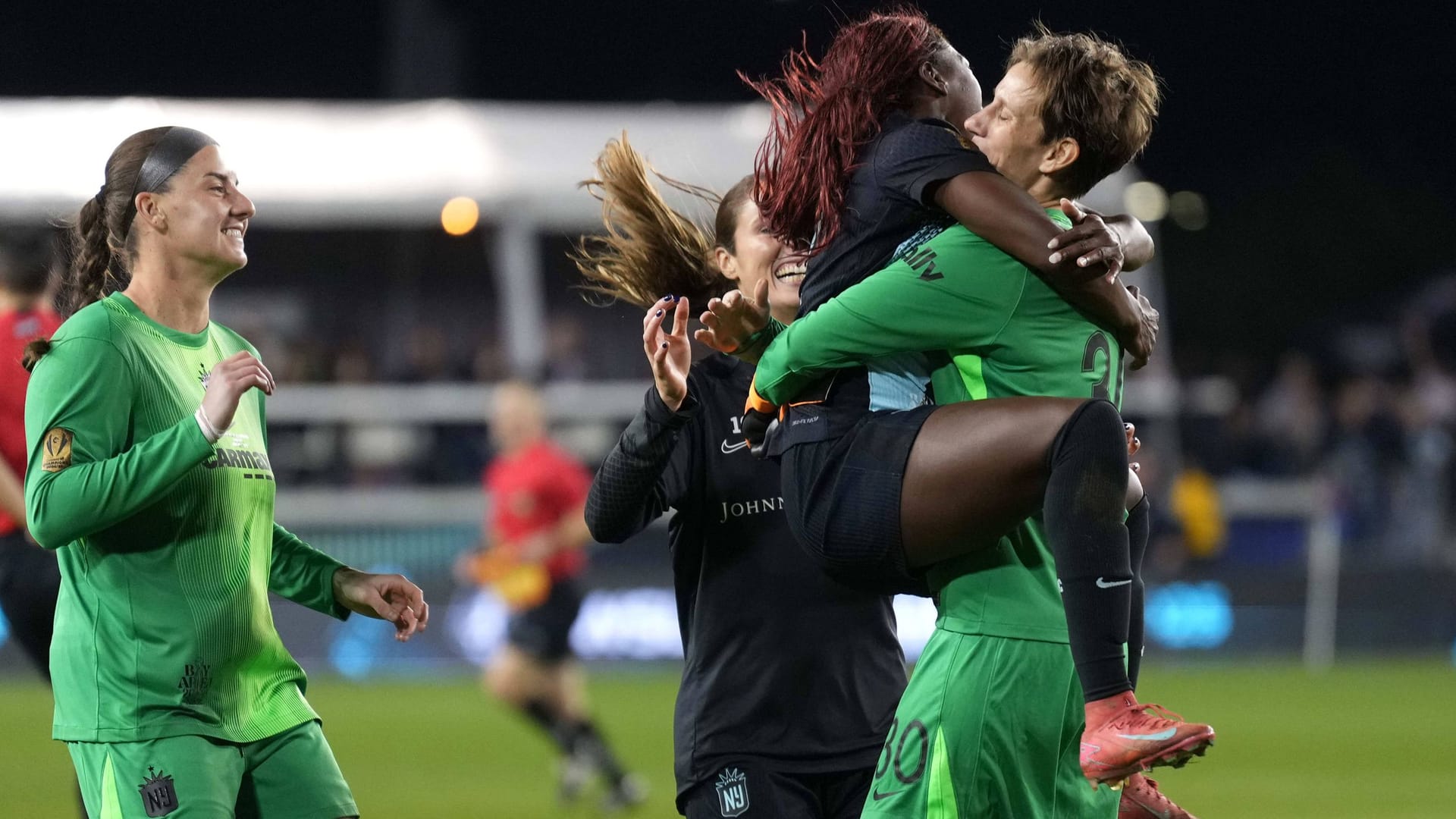 Unlimited joy: Ann-Katrin Berger (r.) and her teammates celebrate after the win against Washington. Unlimited joy: Ann-Katrin Berger (r.) and her teammates celebrate after the win against Washington.