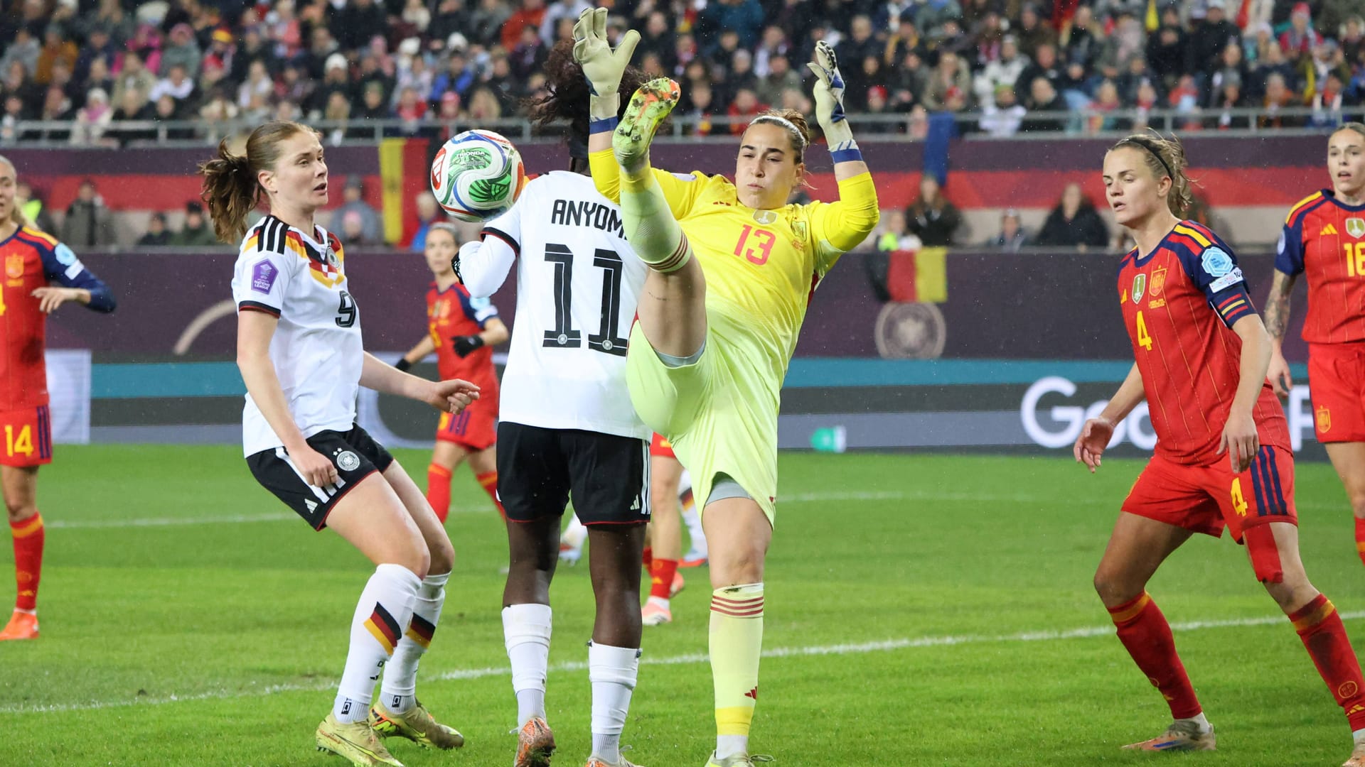There was a lot of activity in front of the Spanish goal: goalkeeper Cata Coll was often in demand.