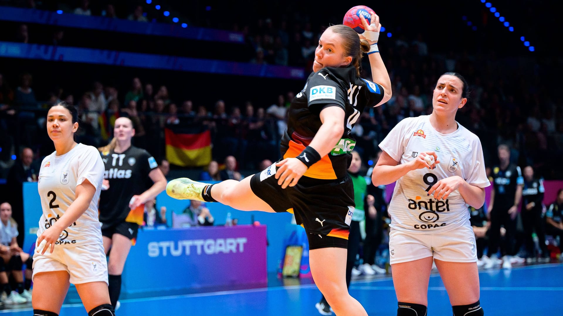 At the end: Germany's Lisa Antl (M.) in the game against Uruguay.