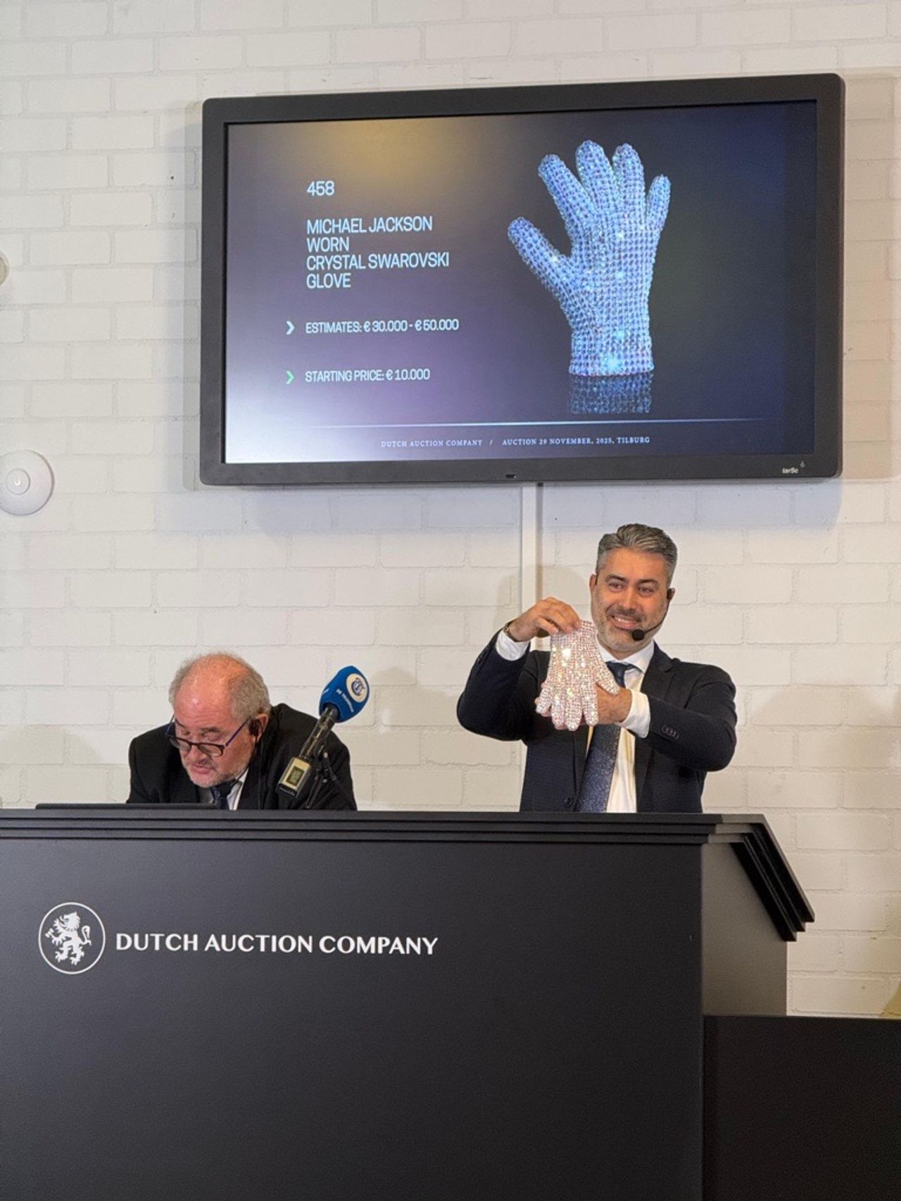 Auction of Michael Jackson's glove (photo: Dutch Auction Company).
