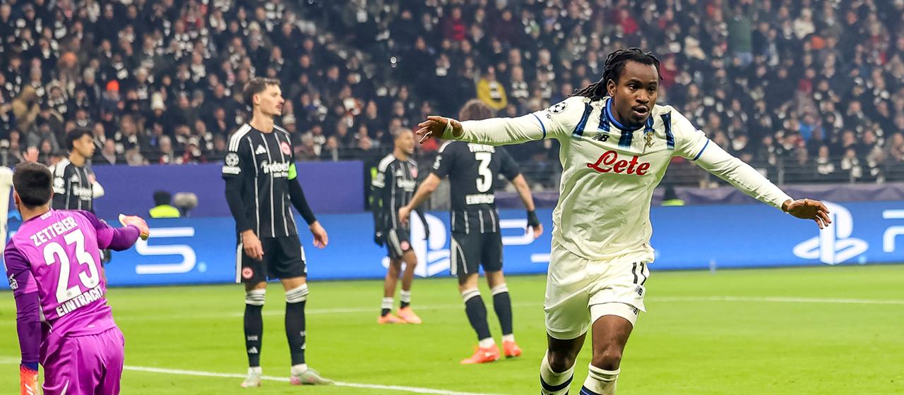 Bergamo's Ademola Lookman (m.) celebrates his opening goal in Frankfurt