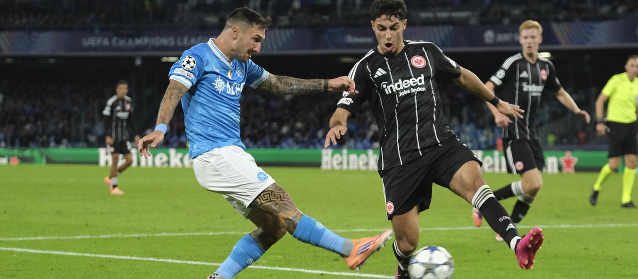 Naples' Matteo Politano (l.) shoots at Frankfurt's goal