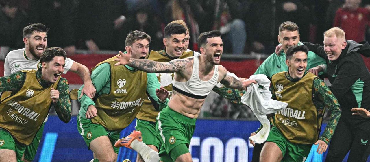 Ireland's Troy Parrott (m.) and his teammates celebrate the opening goal against Hungary