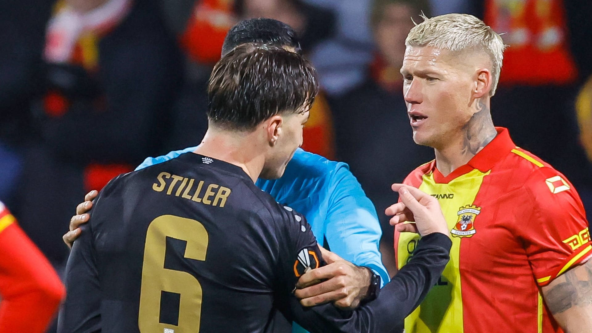 Referee Mohammed Al-Hakim (in blue) holds back Angelo Stiller (l.): Victor Edvardsen (r.) had recently provoked the Stuttgart player.