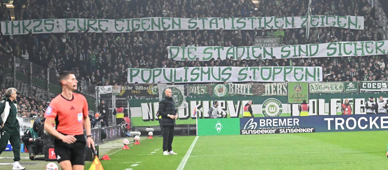 Banners from Wolfsburg fans: "IMK 25: Your own statistics show: The stadiums are safe. Stop populism!"
